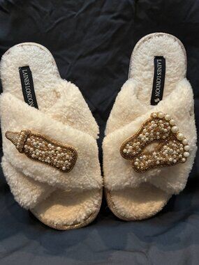 Laines London Women's Slippers with removable baby brooches, Size SMALL